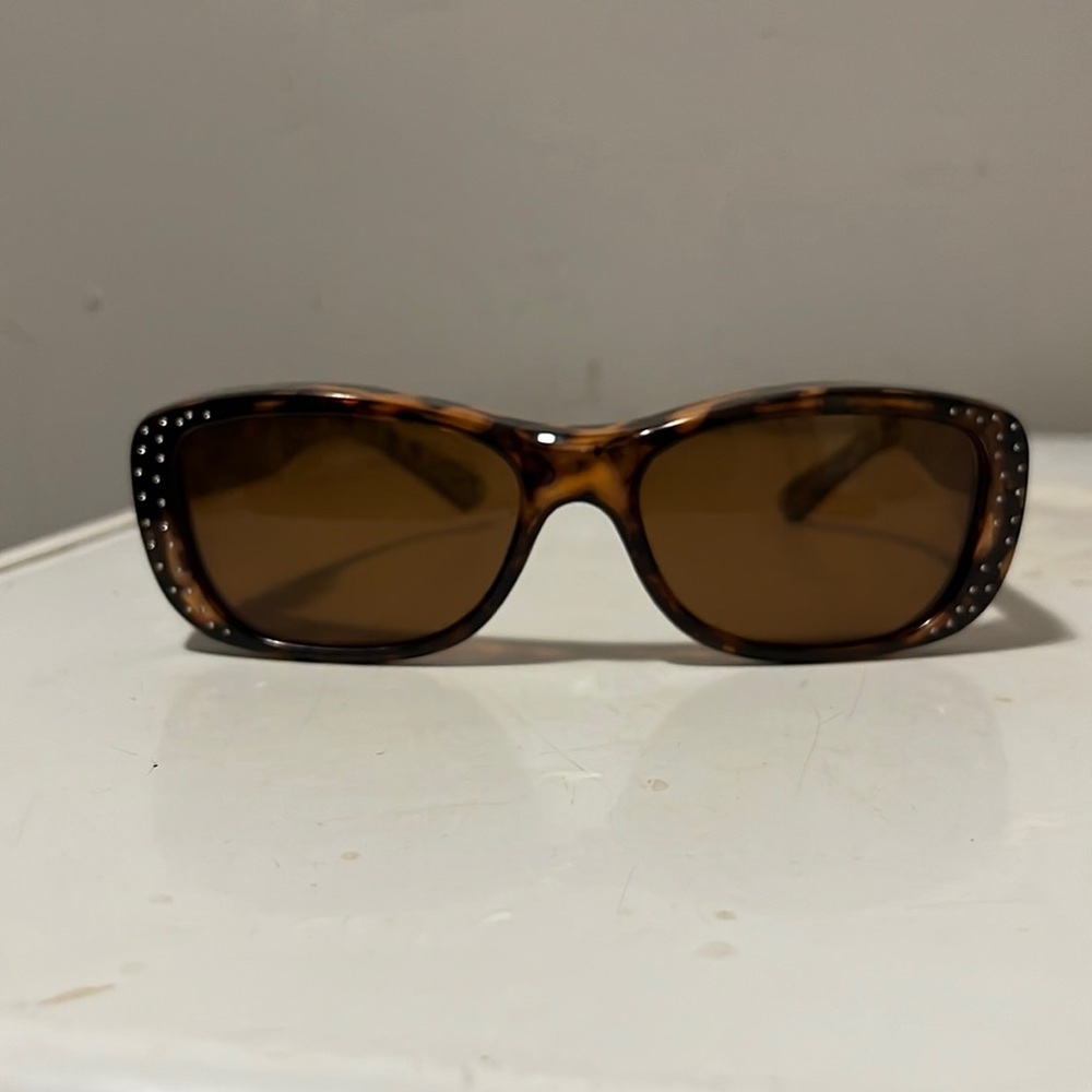 I’m selling these glasses the color is brown they have like a cheetah spots